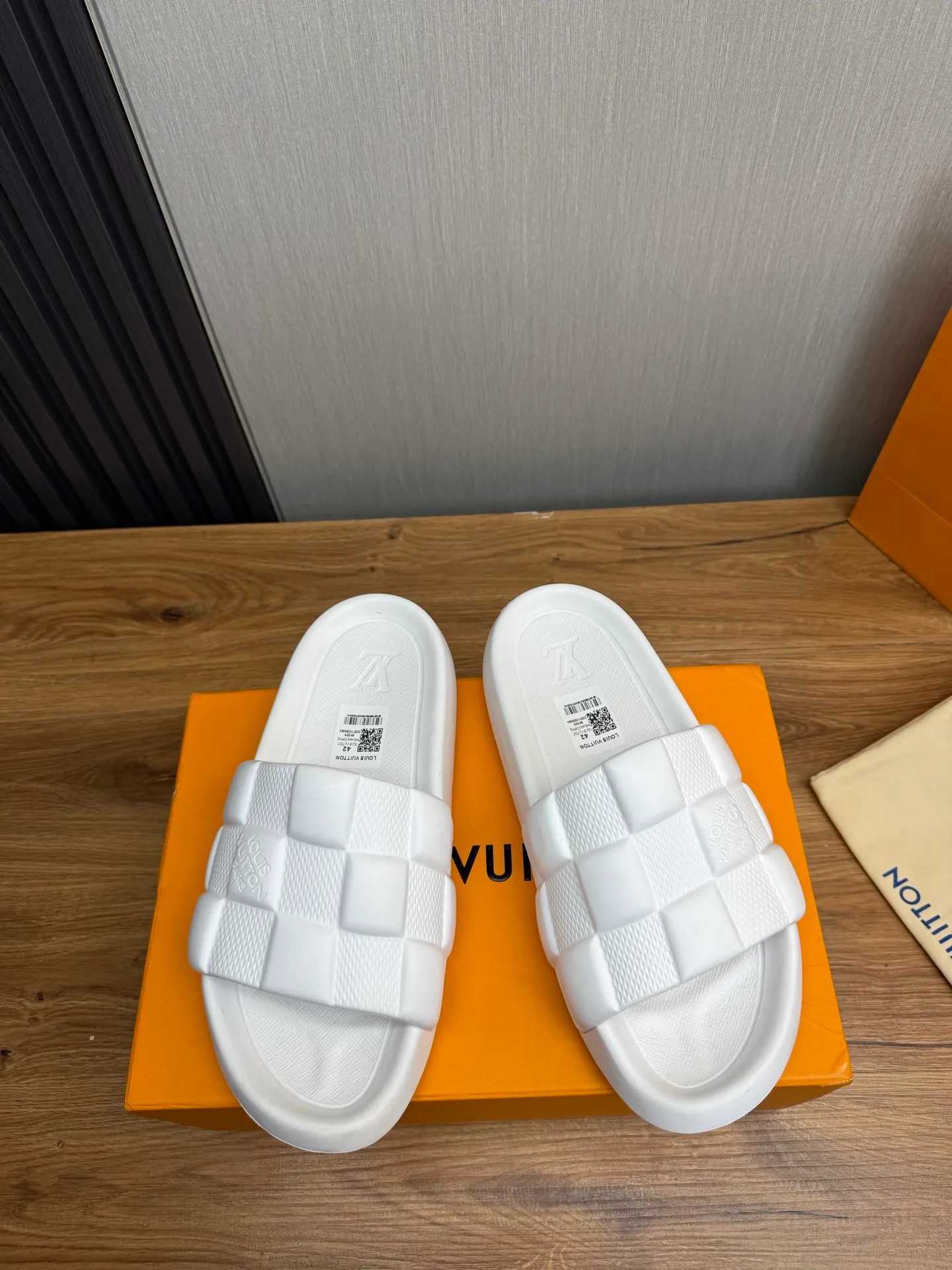 Men's shoes 💰260💰 ▪️LV's popular Little Red Book popular slippers hot sale: 1 shipment✅ Super textured and comfortable slippers, original TPU outsole. Authentic counter box drawer box packaging 🎁Size 38-45